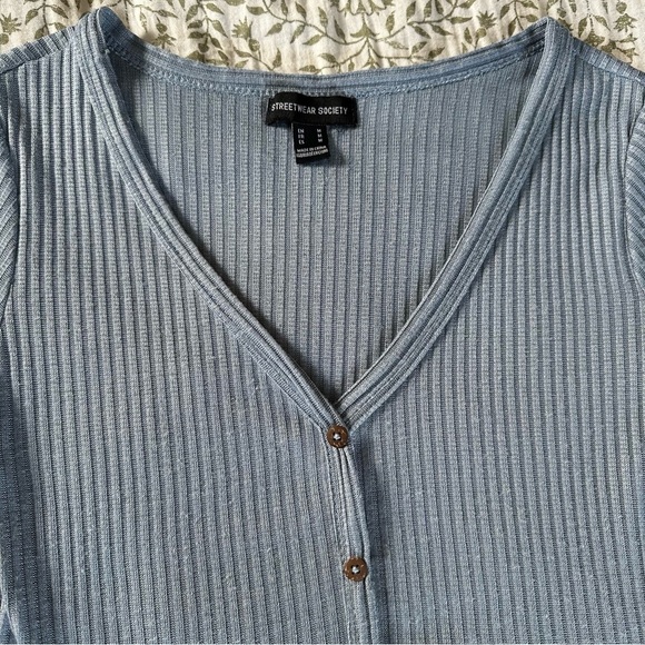 Streetwear Society Blue Ribbed Short Sleeve Cotton V Neck False Button Crop Top - Picture 9 of 10